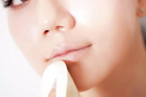 引起秋季嘴唇脱皮的常见原因有哪些？