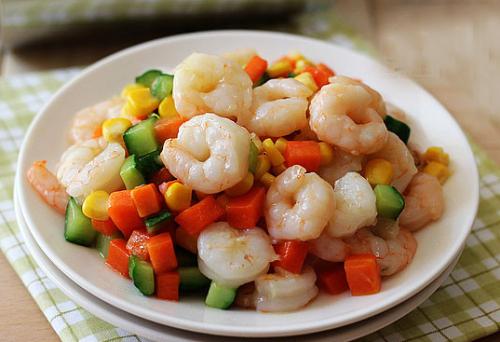 秋季养生可以尝试一下三色虾仁